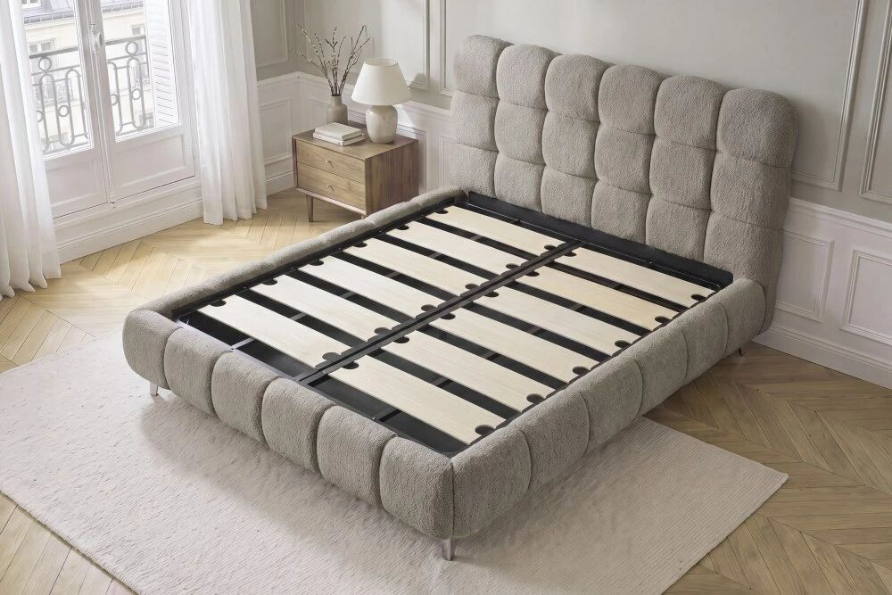 BUBBLE, Lit coffre capitonn&eacute; avec sommier &agrave; grosses lattes existe en plusieurs tailles de couchage et rev&ecirc;tements. Vendu sans ma