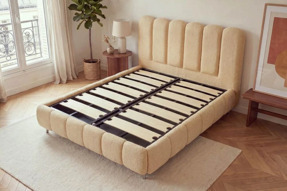CHEESE, lit coffre en boucl� beige ou boucl� taupe, sommier � grosses lattes et grand rangement. 140, 160 ou 180 cm.