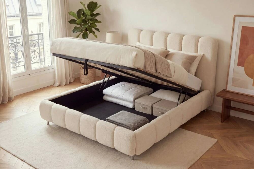 Lit coffre Cheese en teddy beige ou boucl&eacute; taupe, sommier &agrave; grosses lattes et grand rangement. 140, 160 ou 180 cm.
