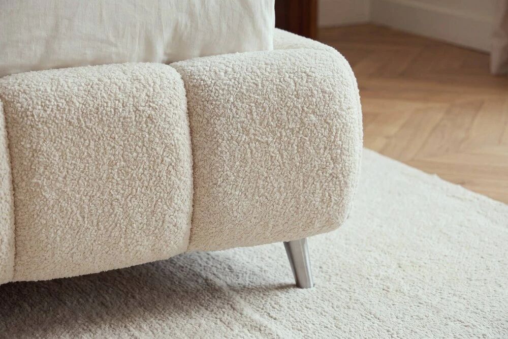 Lit coffre Cheese en teddy beige ou boucl&eacute; taupe, sommier &agrave; grosses lattes et grand rangement. 140, 160 ou 180 cm.
