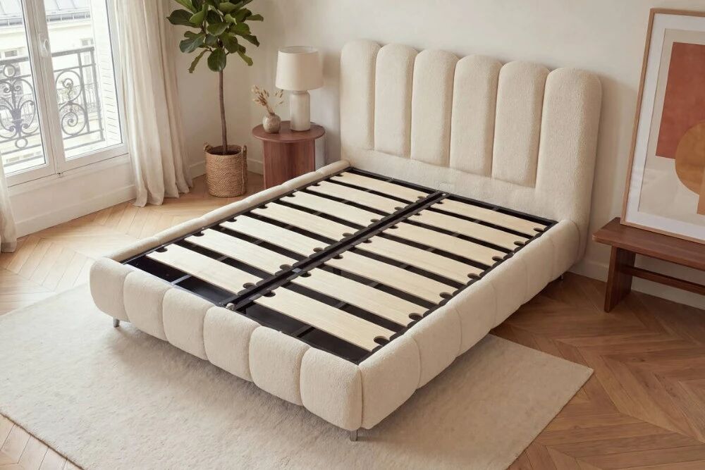 Lit coffre Cheese en teddy beige ou boucl&eacute; taupe, sommier &agrave; grosses lattes et grand rangement. 140, 160 ou 180 cm.