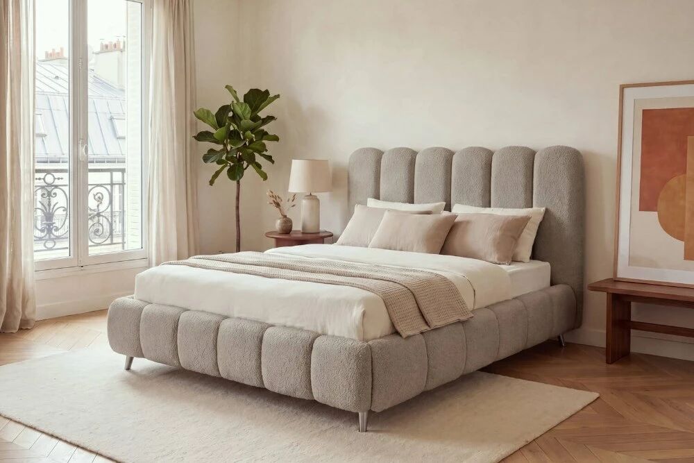 Lit coffre Cheese en teddy beige ou boucl� taupe, sommier � grosses lattes et grand rangement. 140, 160 ou 180 cm.