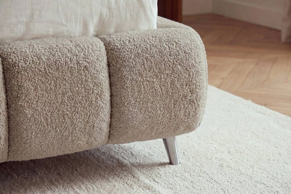 Lit coffre Cheese en teddy beige ou boucl&eacute; taupe, sommier &agrave; grosses lattes et grand rangement. 140, 160 ou 180 cm.