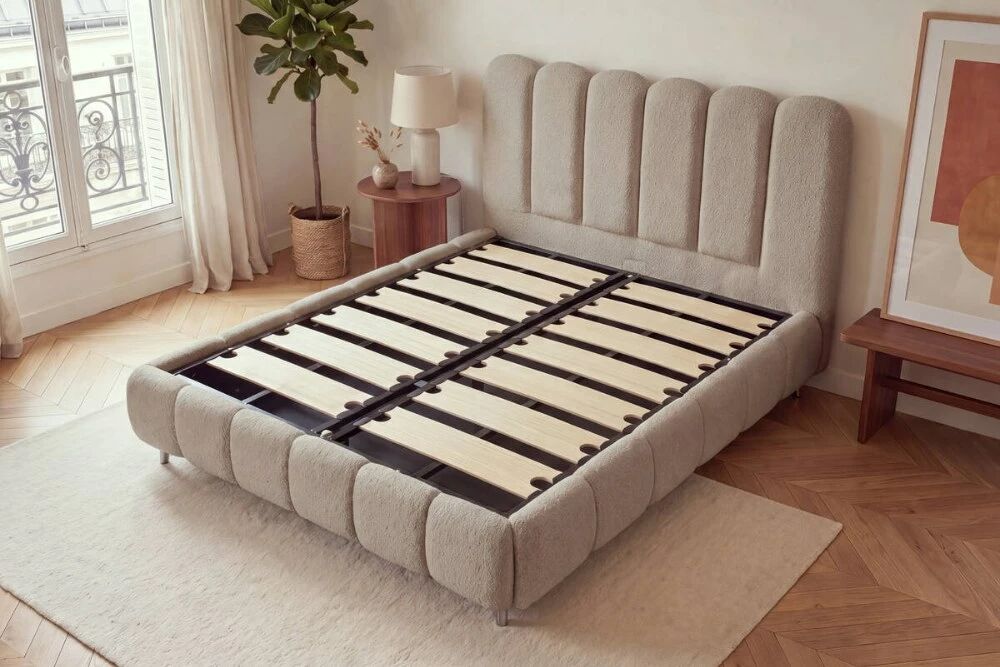 Lit coffre Cheese en teddy beige ou boucl&eacute; taupe, sommier &agrave; grosses lattes et grand rangement. 140, 160 ou 180 cm.